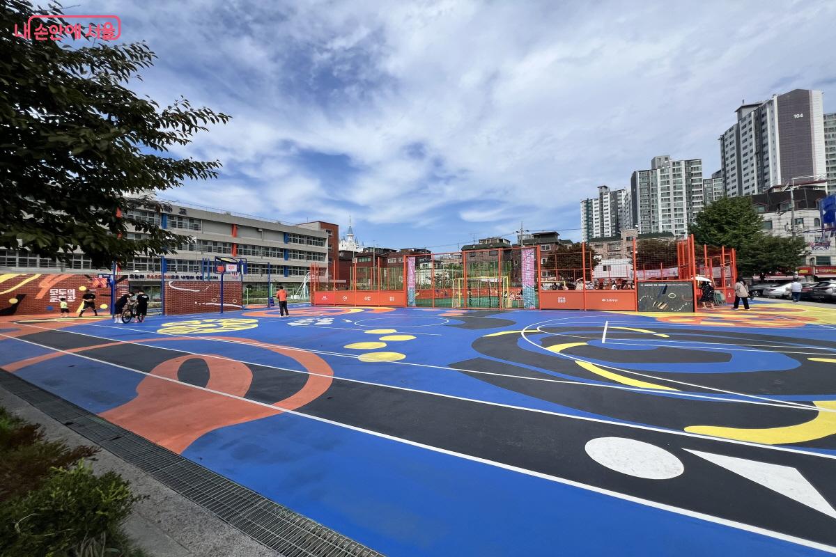 교문을 들어서면 가장 먼저 모두의운동장이 방문객을 맞는다. ©박지영 