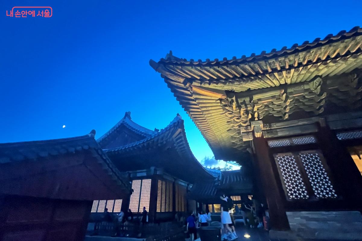 명정전과 나란히 있는 왕의 일상 업무 공간, 문정전 &copy;김연희