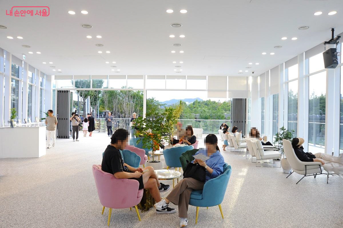 수변카페는 높은 천장과 사방에 통창을 설치해 개방감과 쾌적함이 매우 높다. &copy;조수봉