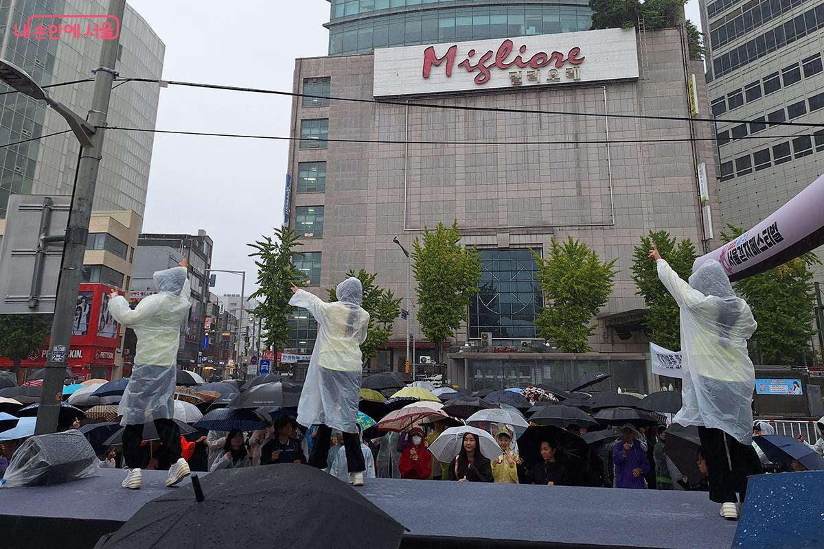 'LG 야구단 치어리어팀'의 율동에 따라 스트레칭을 하고 있는 참가자들의 모습