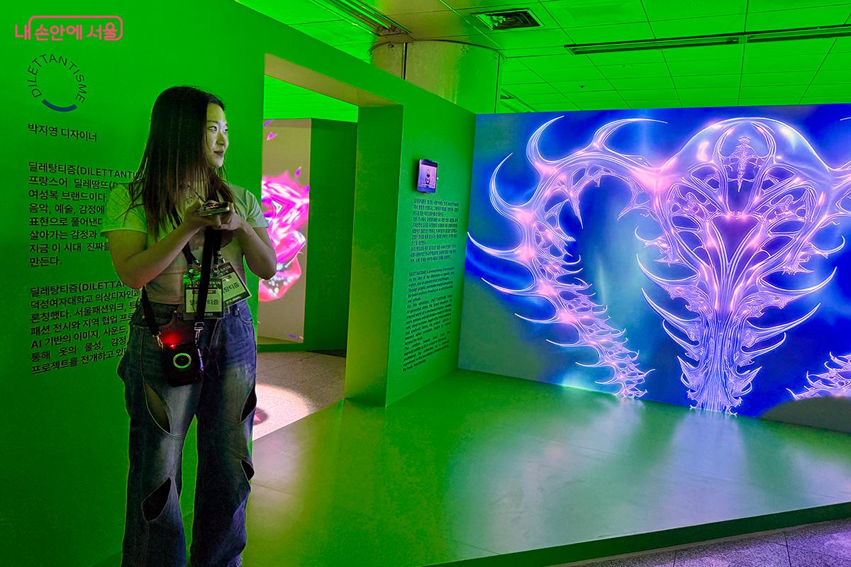 AI 음성을 활용해 작품을 소개하는 박지영 디자이너 &copy;김미정