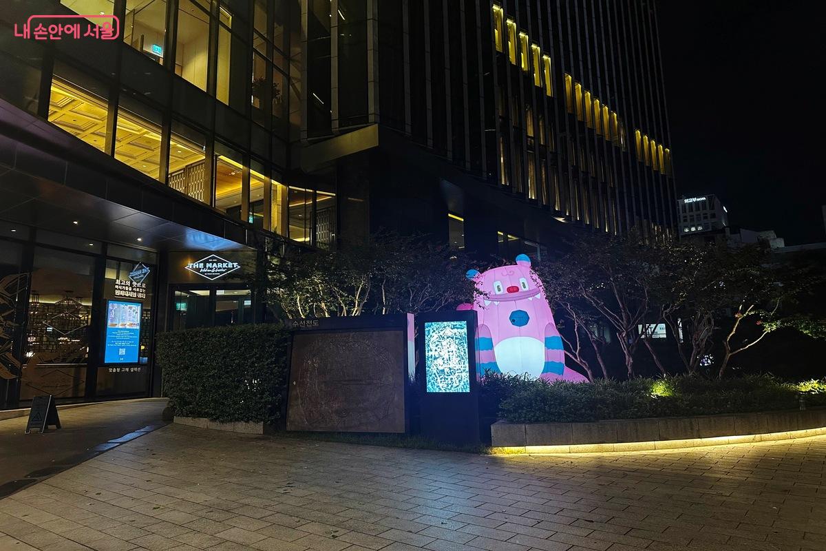 서울시 마스코트 해치 아트 벌룬이 수목들 사이에 세워져 있다. ©김은주