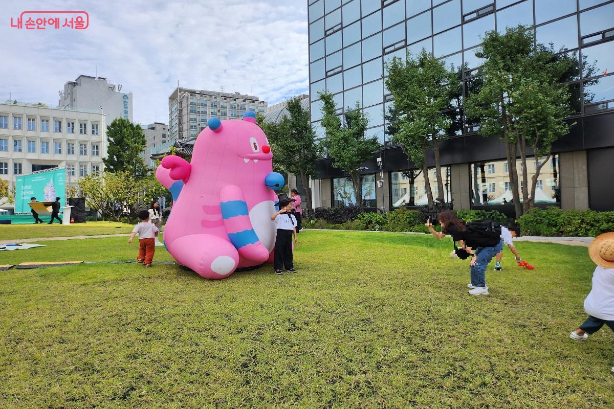 ‘세계공예페스티벌’과 함께한 커다란 해치 조형물 ©이소현