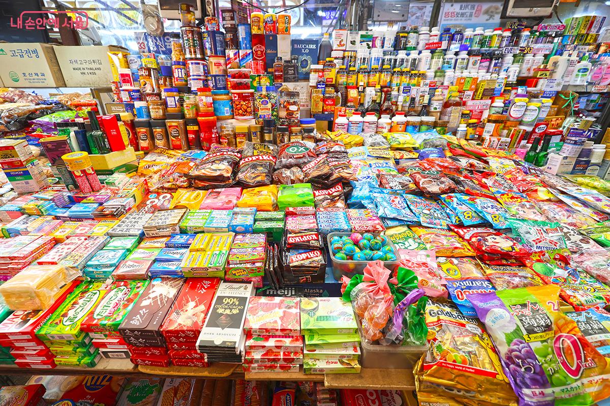 눈길을 사로잡는 시장 내 다양한 먹거리 ©김주연