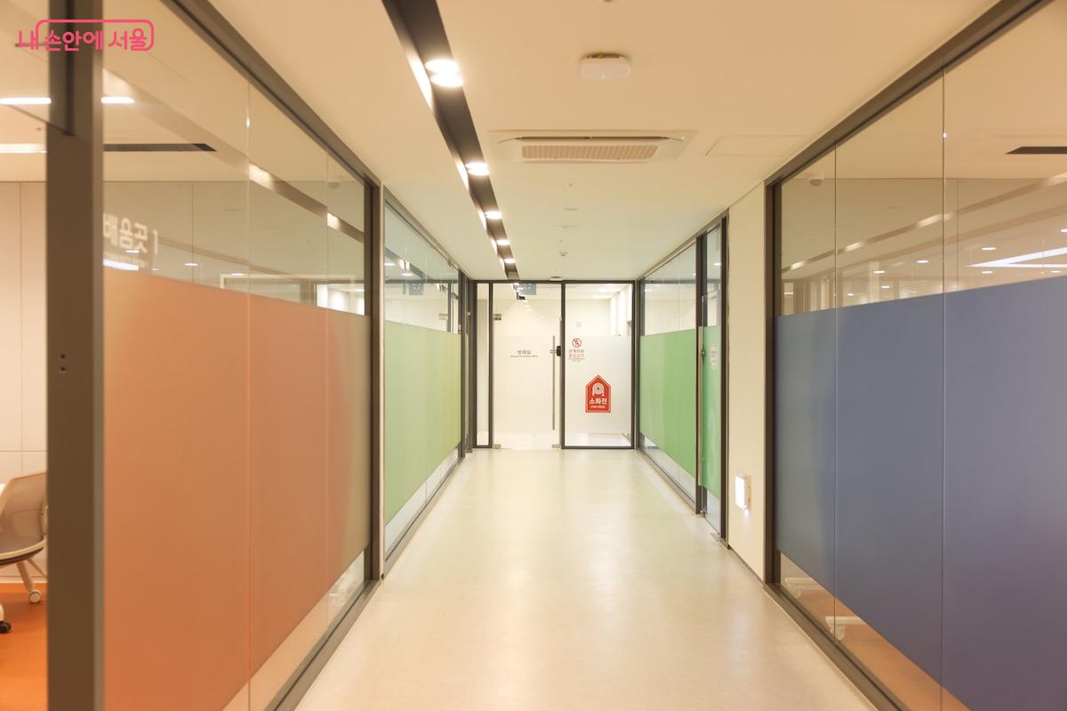 지상층에 있는 다양한 자료실과 공간을 완전 분리하여 효율적으로 활용할 수 있다. ©임중빈