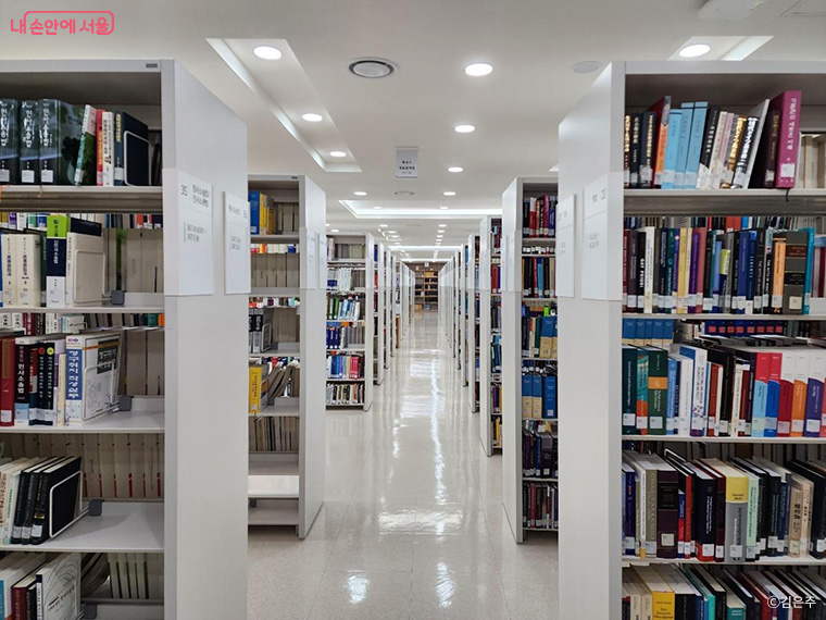 법 관련 전문 서적이 많이 구비되어 있는 헌법재판소 도서관
