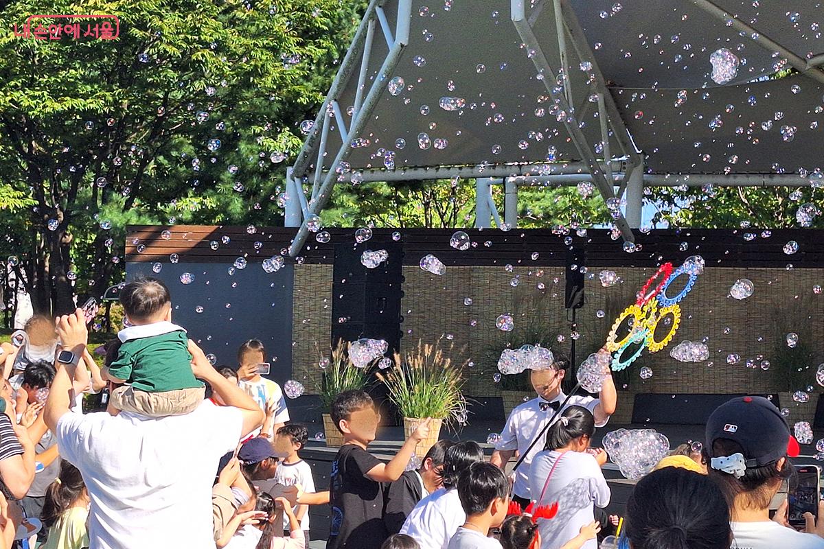 '마술&비눗방울' 공연 시간은 온가족이 하나되는 마법같은 시간을 선사한다.