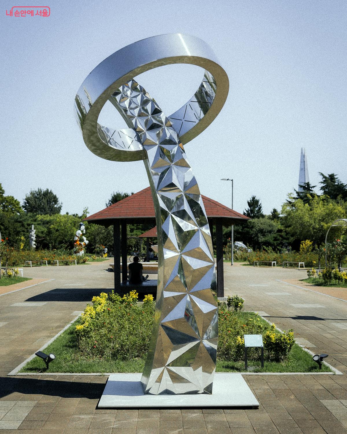 김경일 작가의 <안아주기> ©김아름