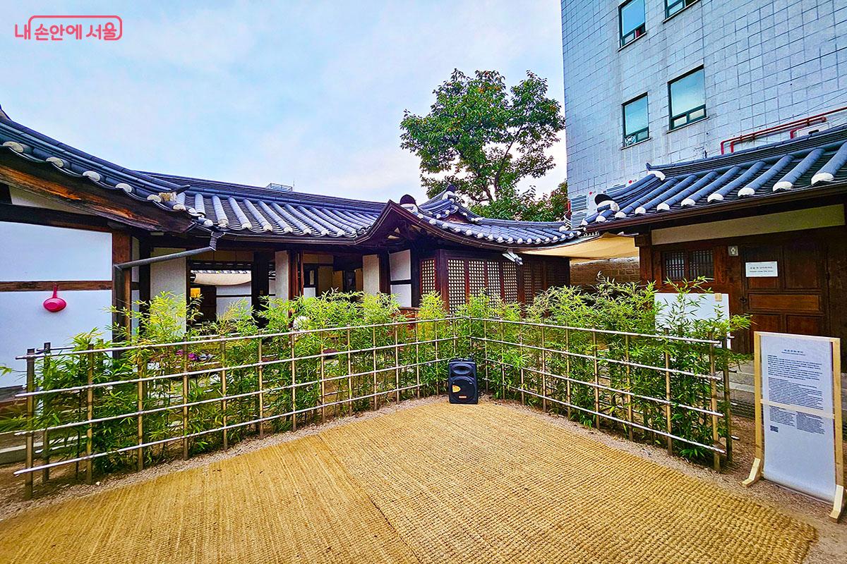 스테인리스의 철, 대나무를 표현한 결, 엮어진 실을 통해 현대식으로 해석한 '취병' ©이정민