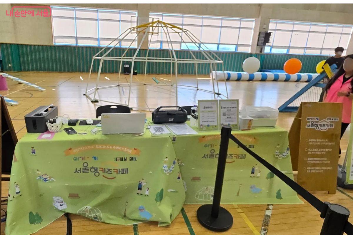 입장 전 안내데스크에서 예약 여부를 확인하고 팔찌를 받았다. ©김민지