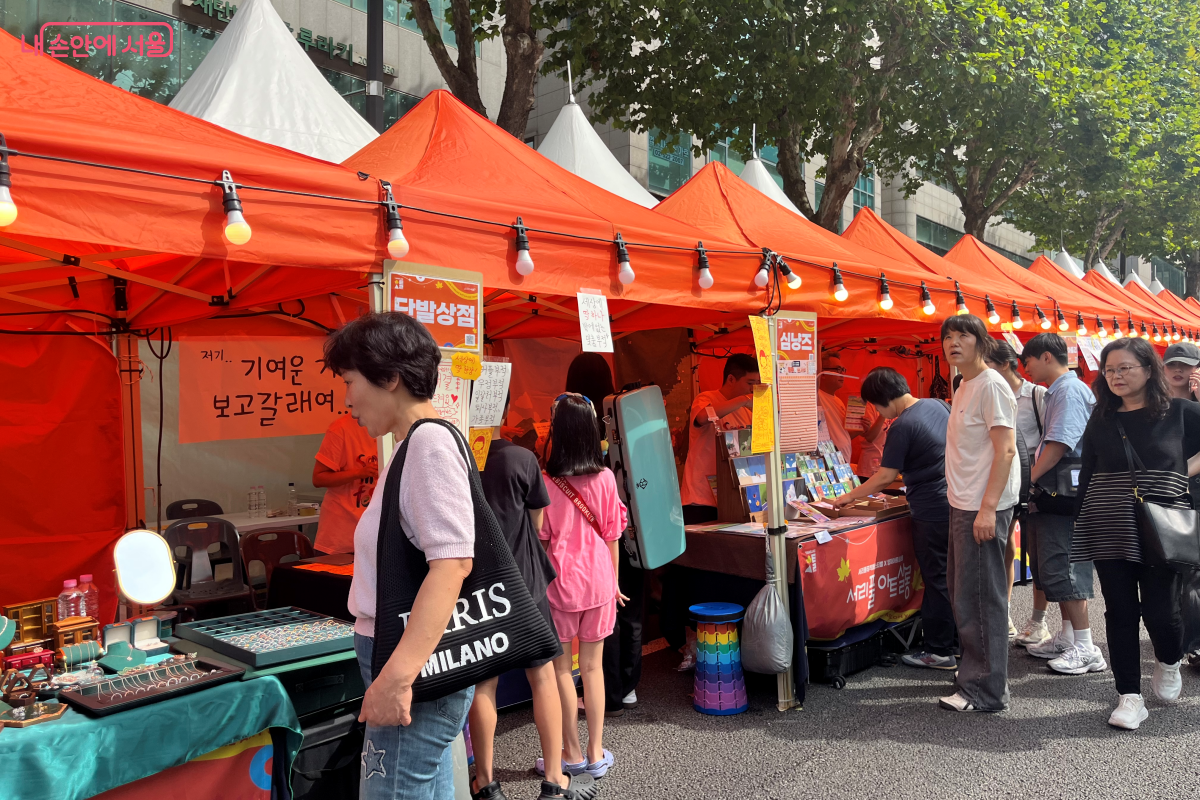 예술 작품을 구경하고 구입하기도 하는 시민들을 만날 수 있었다. ©김연희