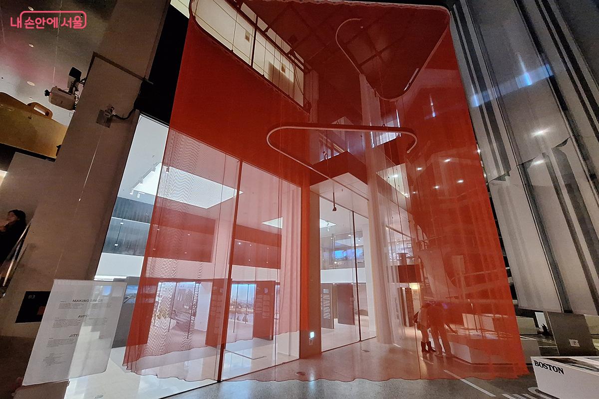 코펜하겐 '지터 AVPD'는 2명의 아티스트로 구성된 창작 듀오로 공간과 움직임을 탐구하는 공간 설치 작품을 선보인다. 