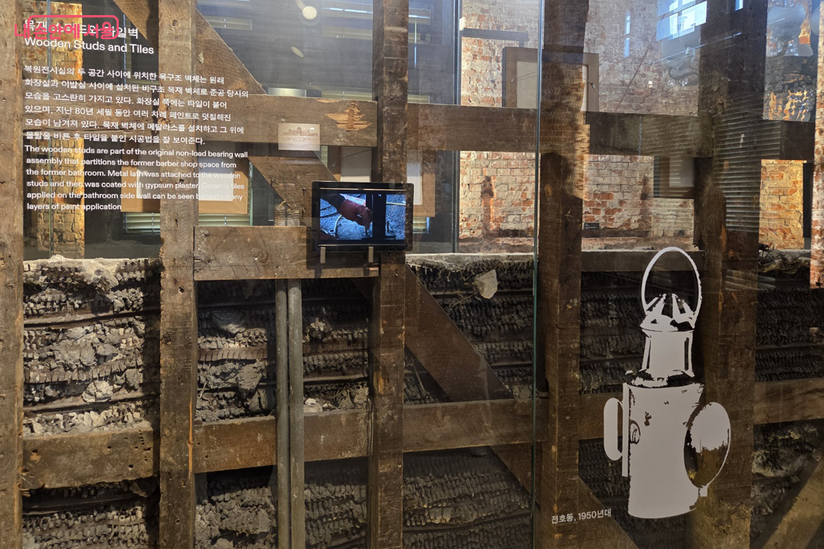 2층 화장실과 이발소 사이 벽체를 복원하고 관련 자료를 사진과 해설로 전시해 놓았다. ©장미화