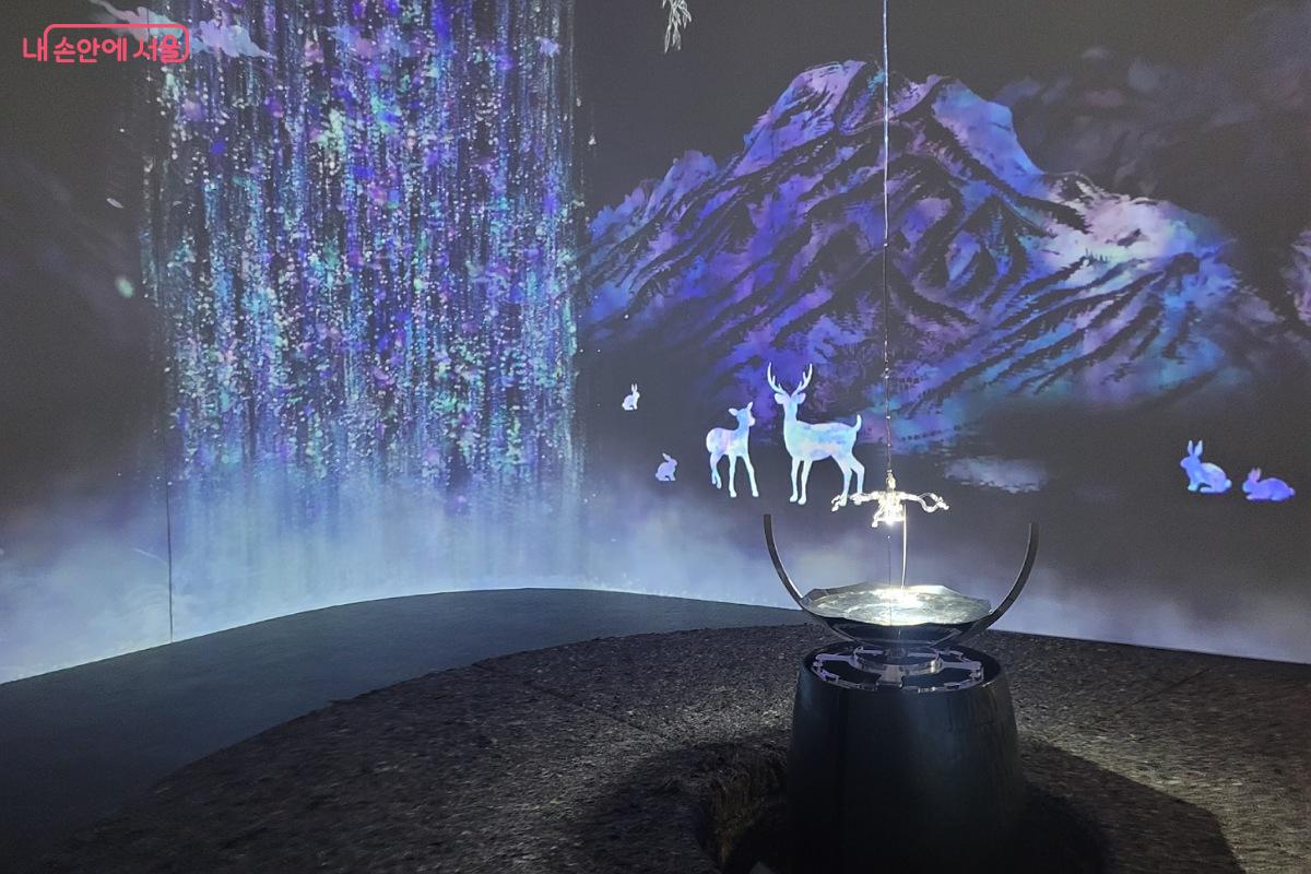 &lsquo;산수, 끝없는 윤슬&rsquo; 속 자개의 반짝임 &copy;박미선