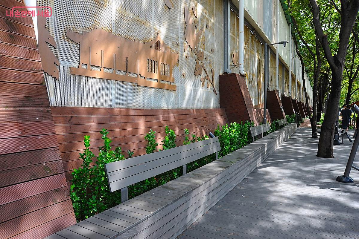 산책로와 운동기구장에도 벤치를 설치했다. &copy;조수봉