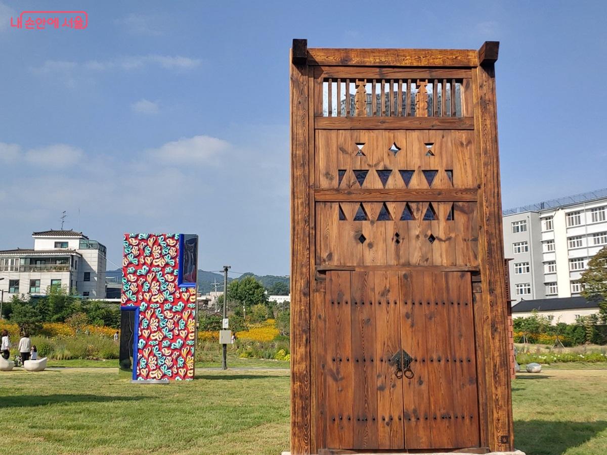 목재, 돌, 빗자루, 레진 등 다양한 소재가 사용된 '일상의 벽' ©김병규