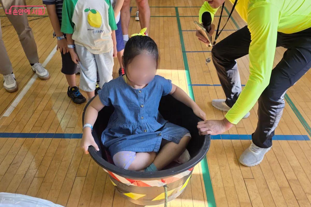 놀이 강사가 미리 준비한 수레는 아이와 부모에게 좋은 추억을 안겨 주었다. ©김민지