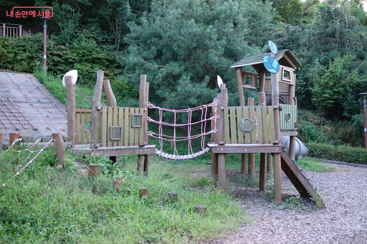 어린이들을 위한 자연 놀이터는 자연을 즐기며 놀기 좋은 공간이다. ©박우영