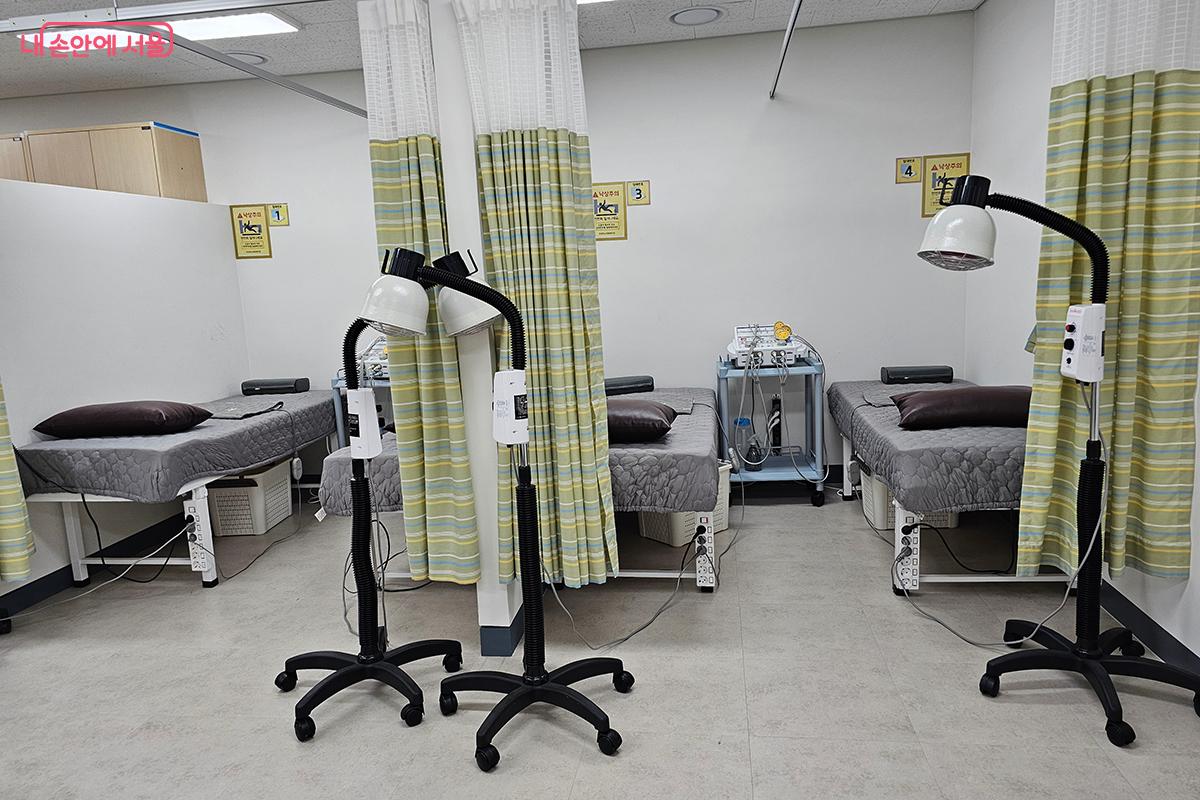 어르신들의 건강 상태를 꾸준히 점검할 수 있도록 다양한 장비가 마련되어 있다. ©이혜숙