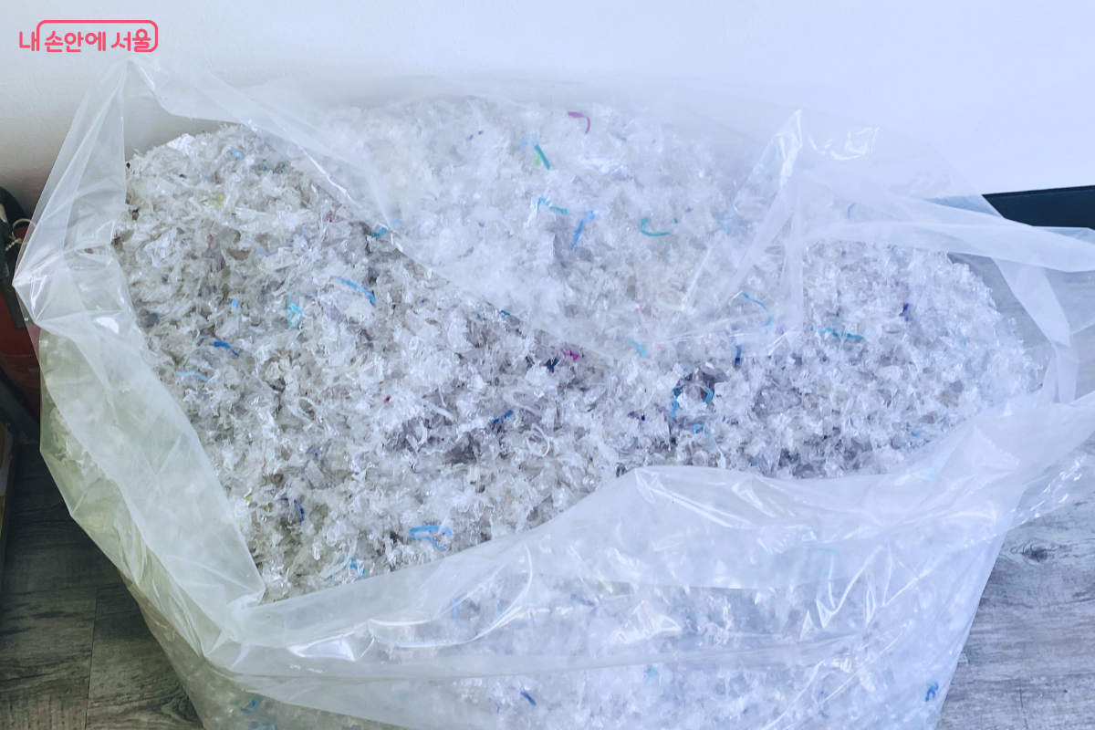 AI 로봇이 선별 수거 후 파쇄한 고품질 페트병 조각은 새 페트병의 원료가 된다. ©양정화