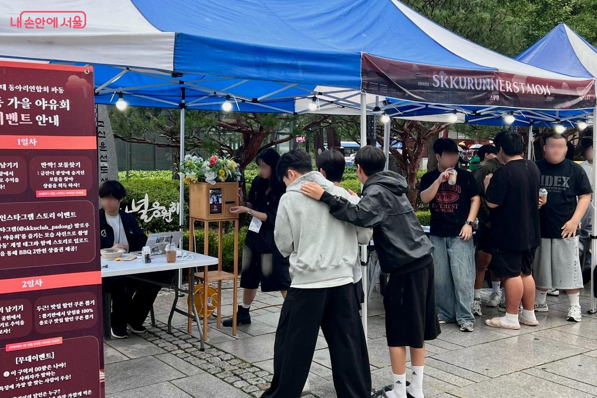 영수증사진기를 이용하는 시민들의 모습 ©민정기