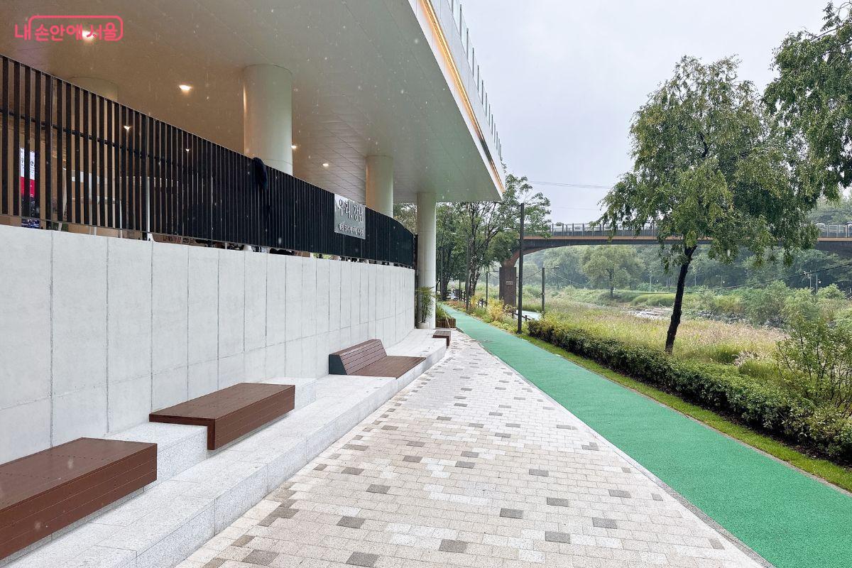 편안한 의자에 앉으니 양재천의 물 흐르는 소리가 들린다. ©김재형