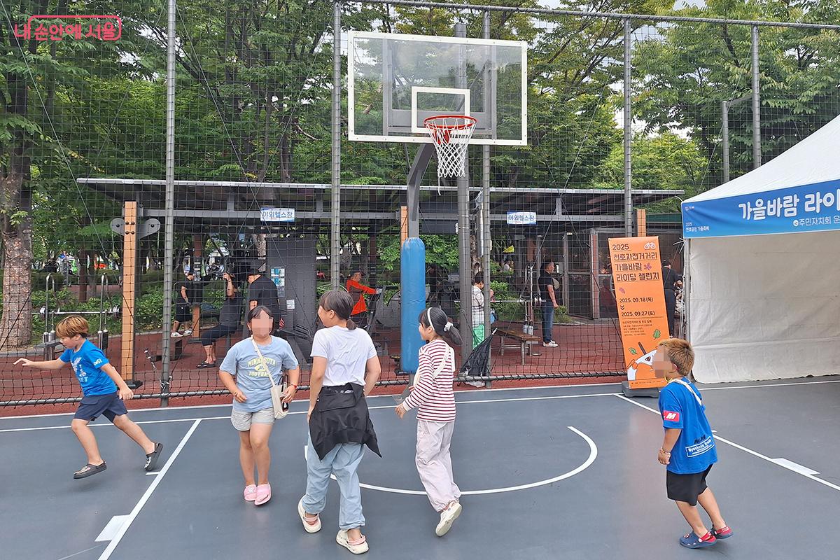 생활 체육 코너에 마련된 농구 코트에서 농구 게임을 즐기는 어린이들의 모습