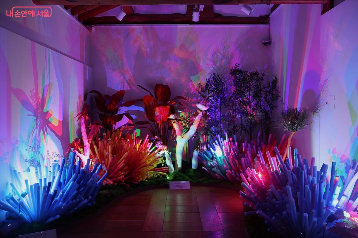 화려한 조명을 밝힌 공간에서 관객들은 형상을 찾기위한 활동을 하며 상상력을 확장시키는 경험을 하도록 꾸몄다. ©이봉덕