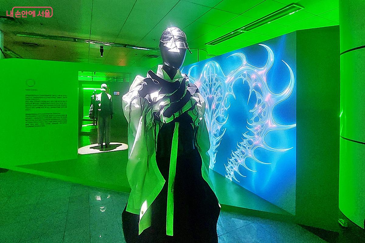 빛으로 만든 옷을 AI가 입혀주어 나만의 스타일을 만날 수 있다. ©정향선