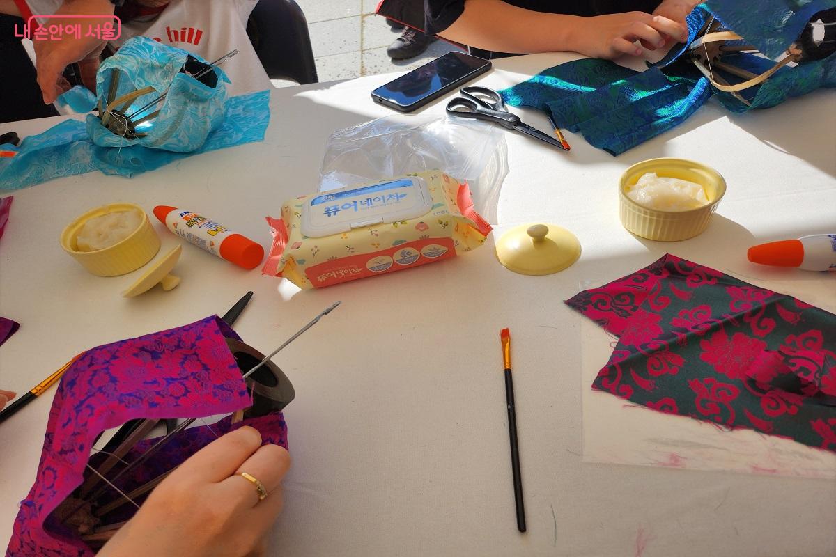 골격에 풀을 바르고 조심스럽게 실크 천을 감싸듯 덧붙였다. ©이소현 