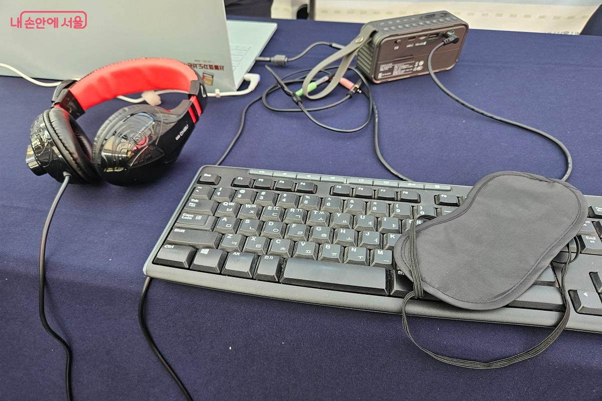 안대를 쓰고 헤드셋에서 지시하는 음성대로 키보드를 입력하는 체험을 해봤다. ©김진호