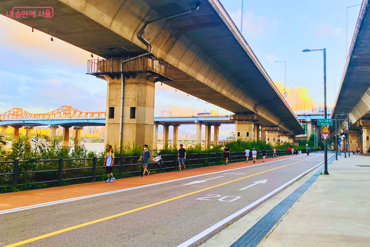 자전거 도로를 침범하지 않고, 보행로 안에서 안전하게 운동과 산책을 즐기는 시민들 ©양정화