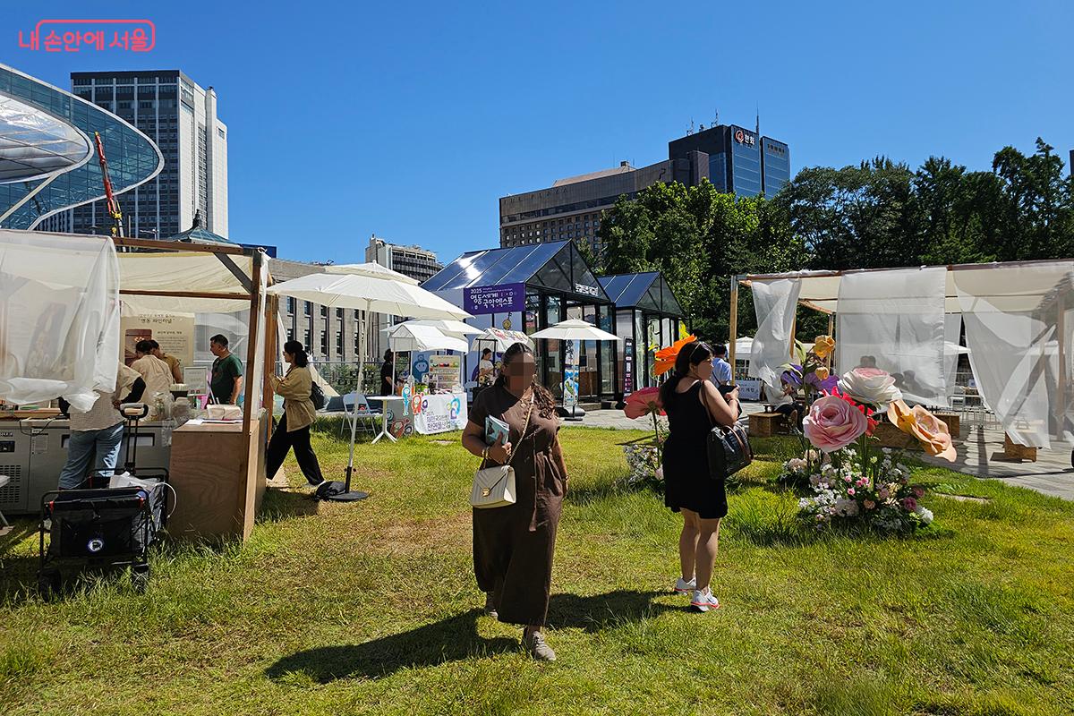 사람들은 각기 다른 부스와 공간 사이를 여유롭게 오가며 다채로운 체험과 문화를 즐기고 있다. ©이혜숙