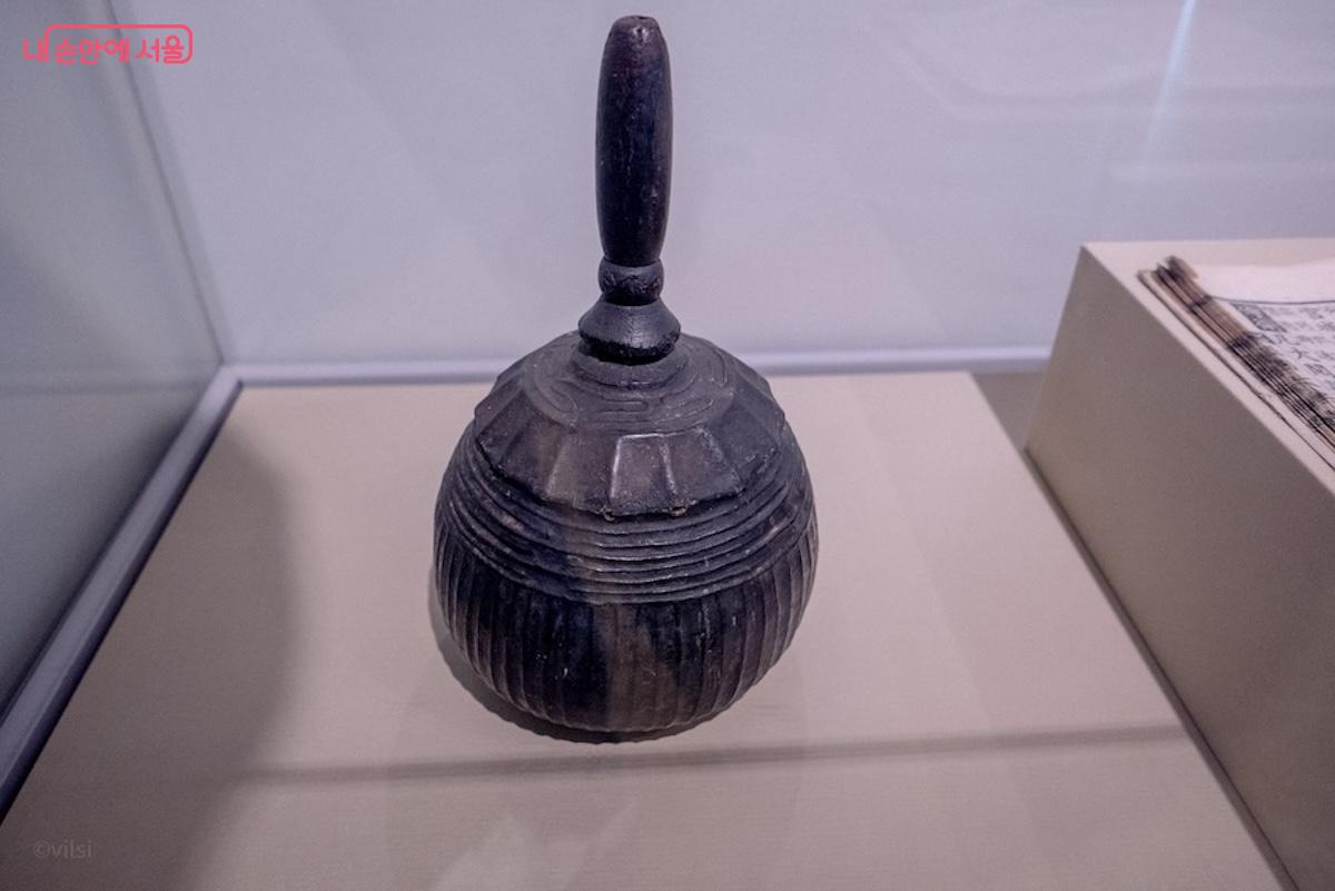 순라군이 사용했던 조족등이 전시되어 있다