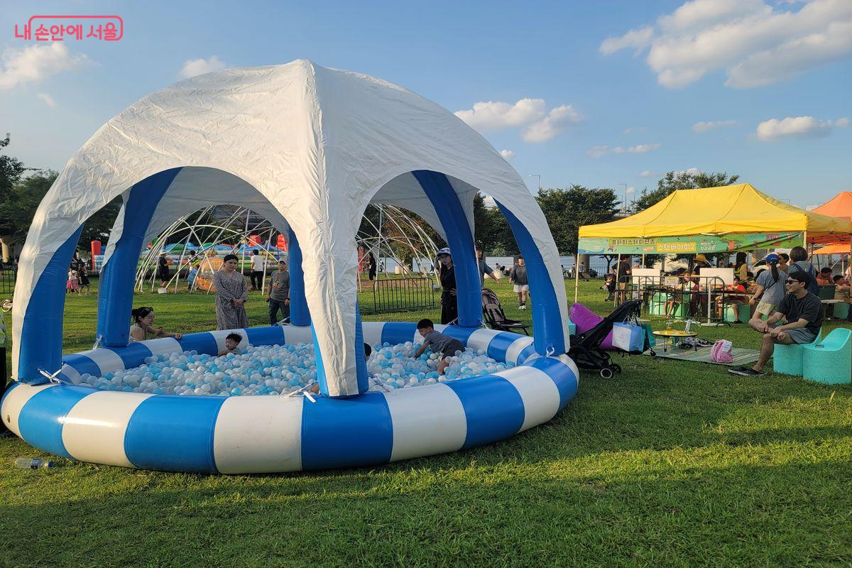 아이들을 위한 '놀이존'에서는 볼풀장, 대형 에어바운스 등도 체험할 수 있다. &copy;이동영