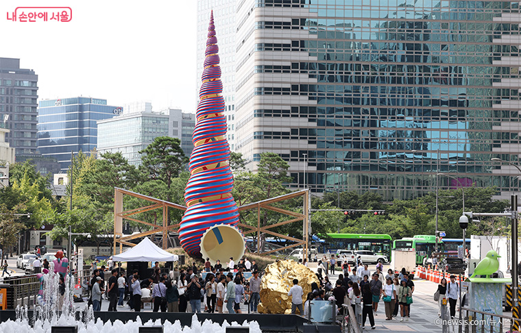 청계광장에 설치된 <커넥천 파빌리온>과 <그곳에 있었다_청계천 2025> 작품