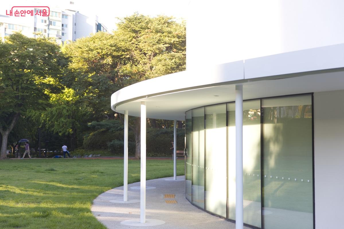 배리어프리 콘셉트로 조성되어 접근성이 뛰어난 건축물이라고 평가 받는다. ©임중빈