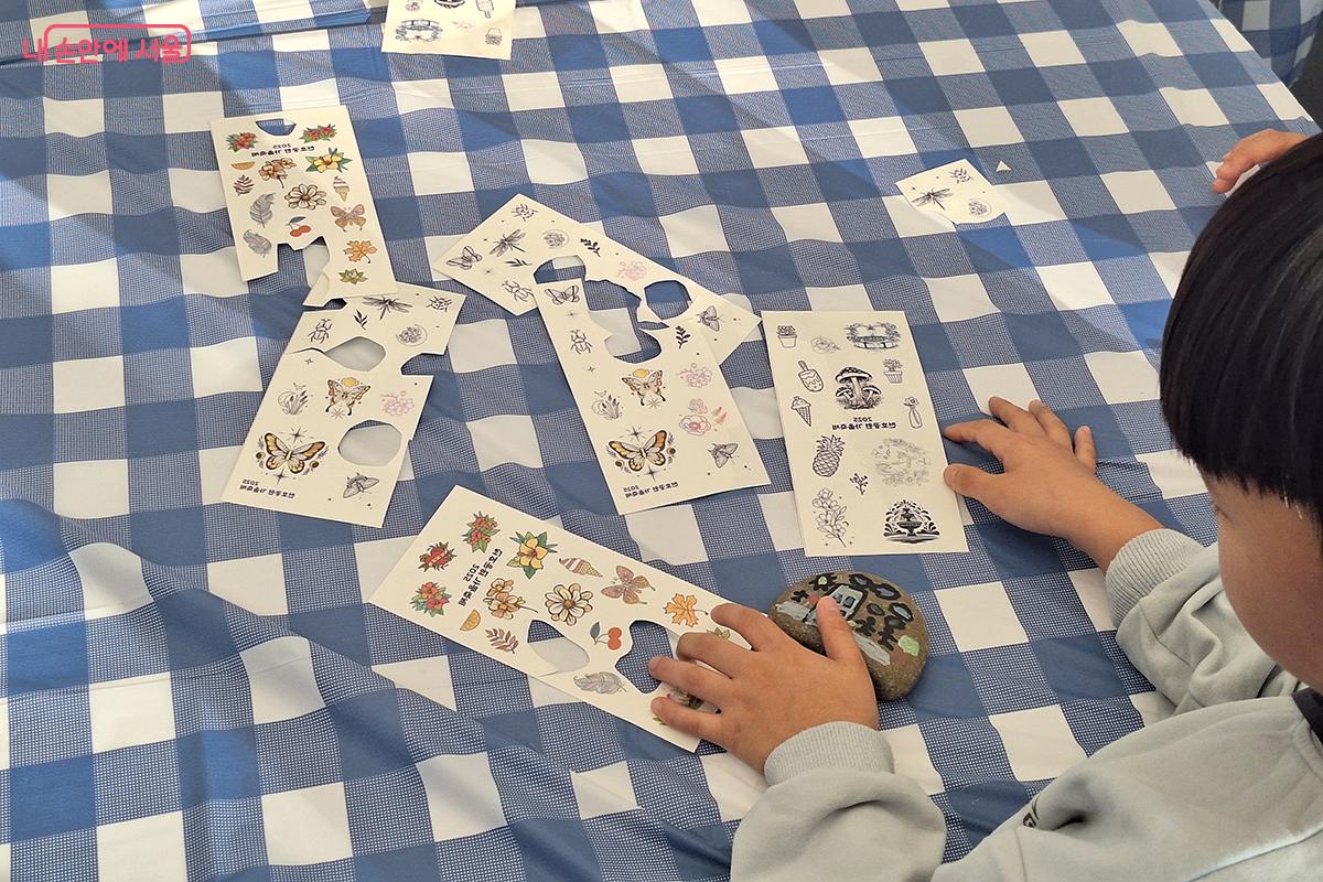 다양한 종류의 '스티커 타투'가 준비되어 참가자들은 나만의 타투를 커스텀하며 고를 수 있다. 