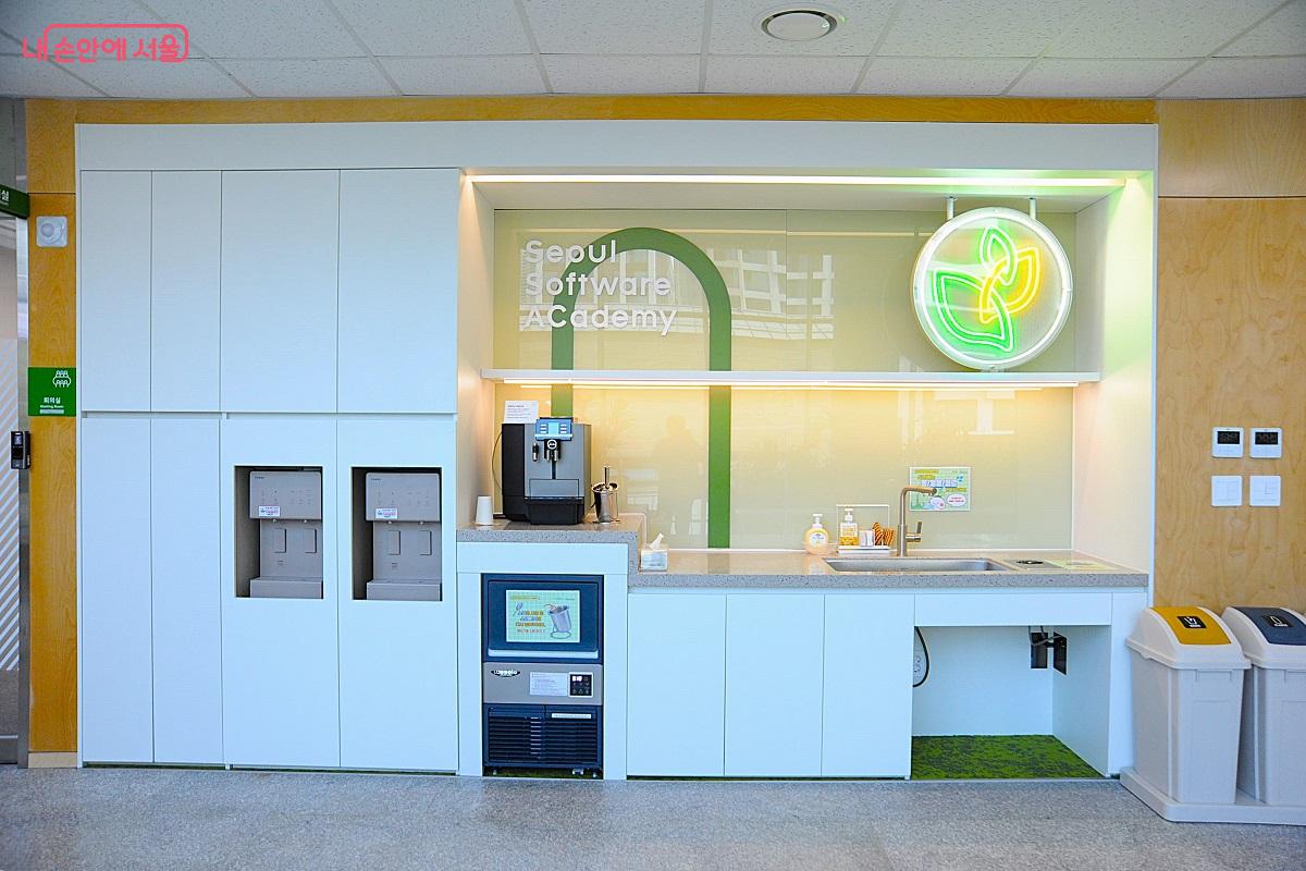 커뮤니티 라운지의 ‘커피 바’ ©조수봉