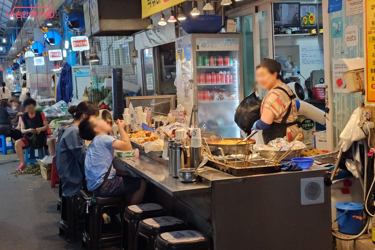 떡볶이를 맛있게 먹고 있는 모자 &copy;홍혜수