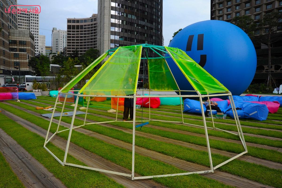 구조물 안에서 그네를 탈 수 있는 &lsquo;테라리움 그네&rsquo; &copy;조수봉