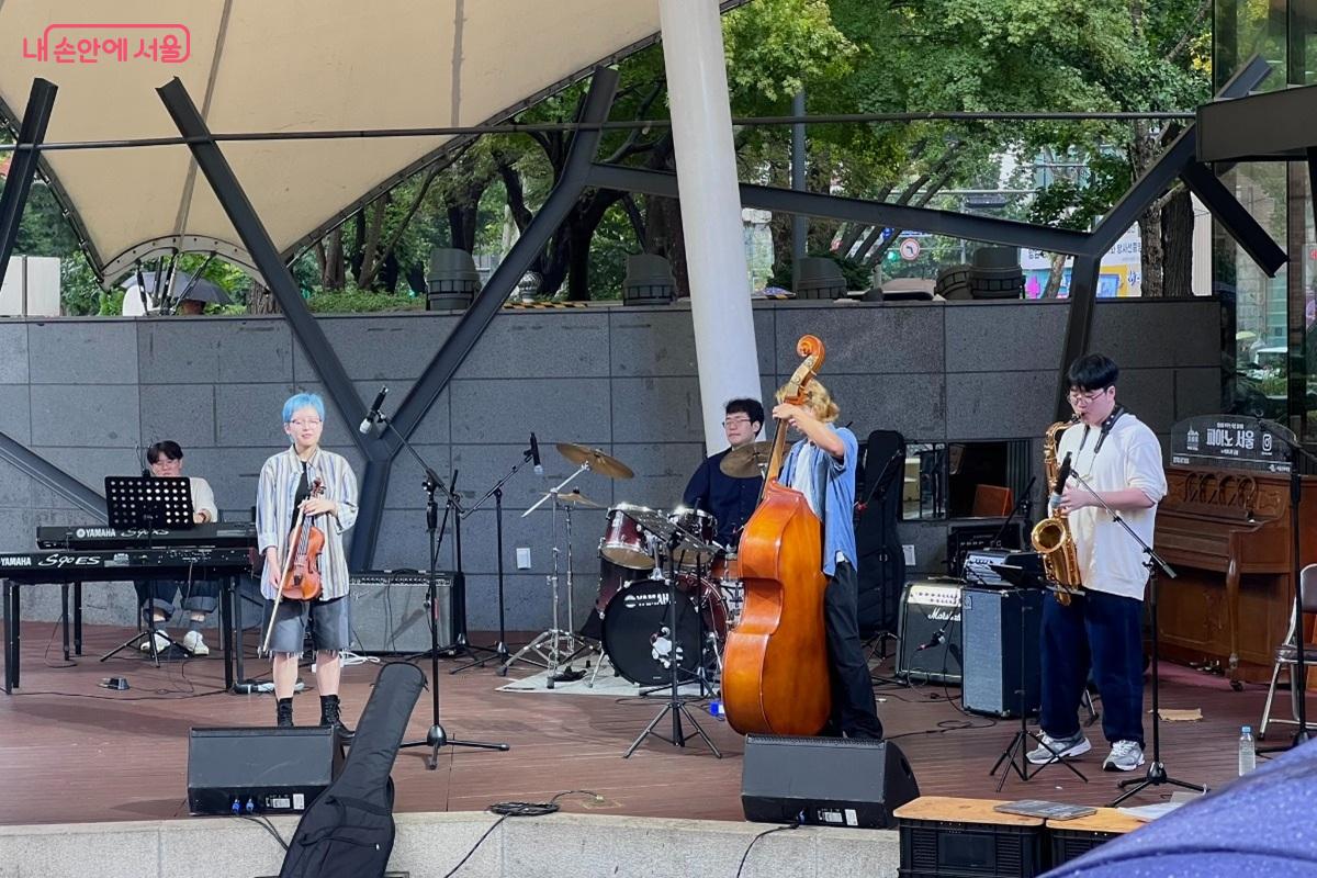 공연하는 성균과대학교 동아리 '그루브' ©민정기