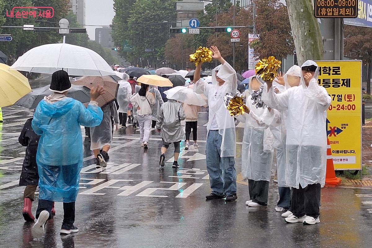 인천대 응원단 학생들은 손수 만든 응원 도구를 흔들며 응원 구호를 외쳐주어 시민들의 큰 호응을 받았다.