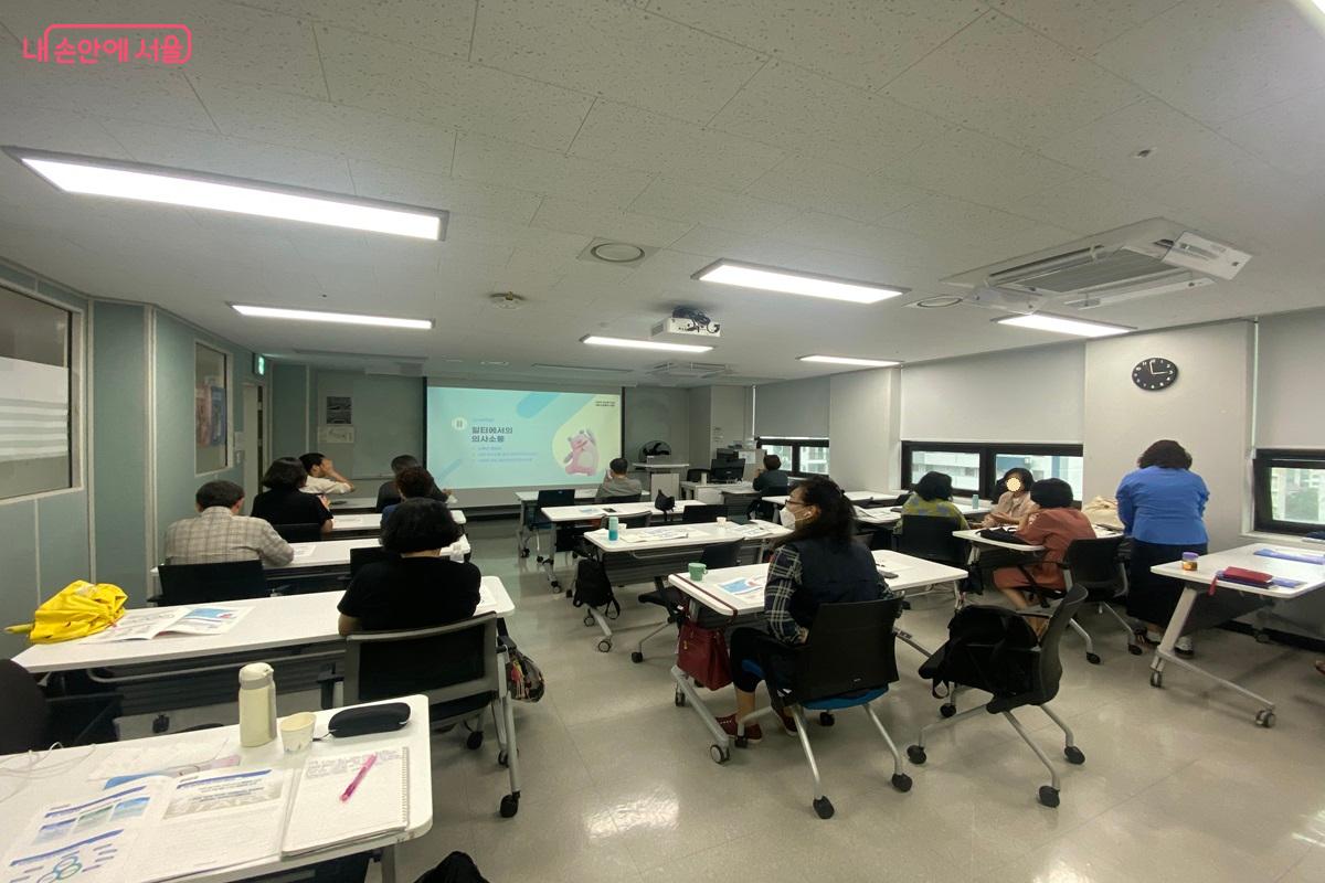 자신의 재능과 경력을 살려 사회공헌할 수 있는 일자리를 찾고 있는 중장년 참여자들 ©이근석