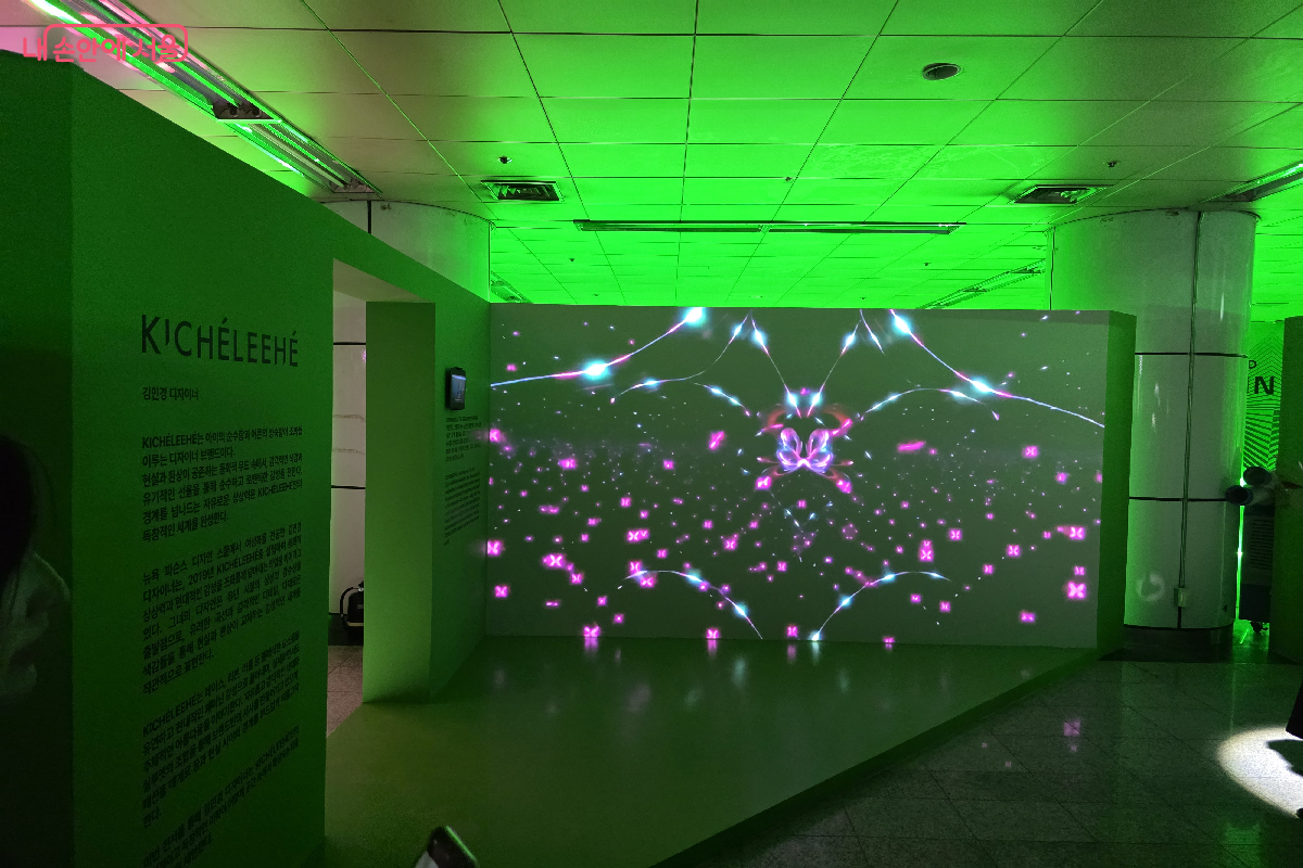 ZONE 2에는 6인의 디자이너 작품을 각각 하나의 부스에 전시하고 있다. &copy;구정숙