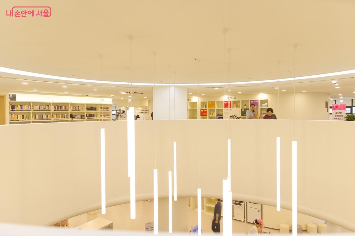 2층과 3층의 중앙 부분이 서로 뚫려 있는 개방감 넓은 인테리어가 인상적이다. ©임중빈