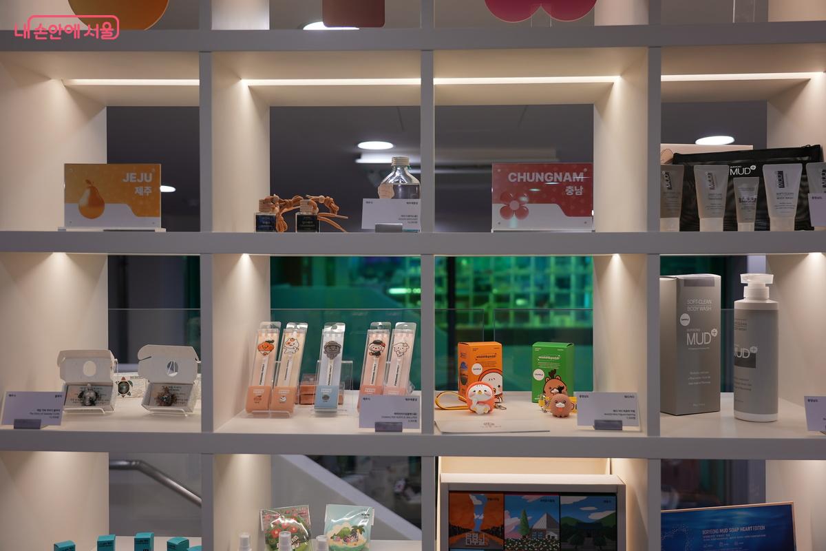 다양한 굿즈가 방문객들의 발걸음을 붙잡는다. ©우현희