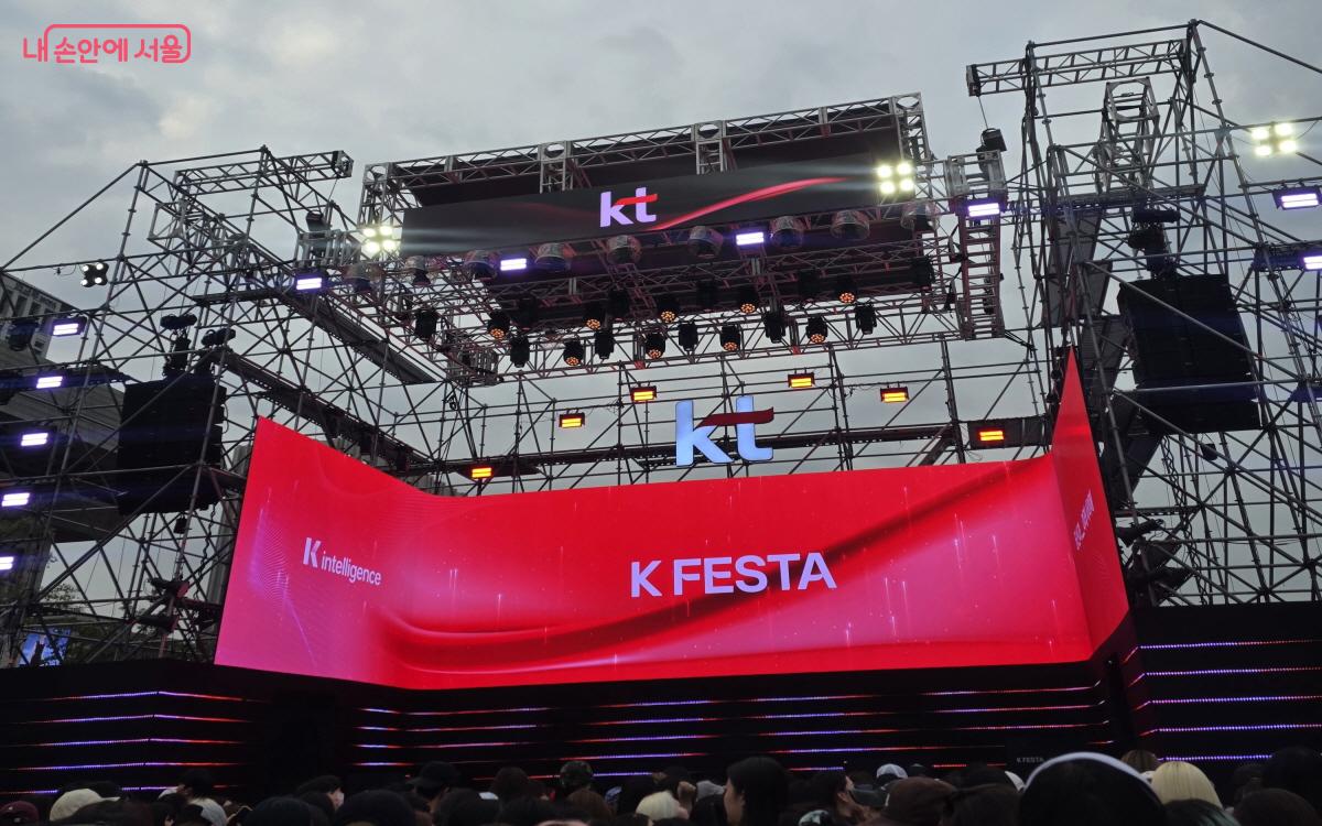 광화문광장 놀이마당에서 열린 ‘K 페스타 - 광화문스퀘어 오프닝 세리머니’에 참석했다. ©염지연