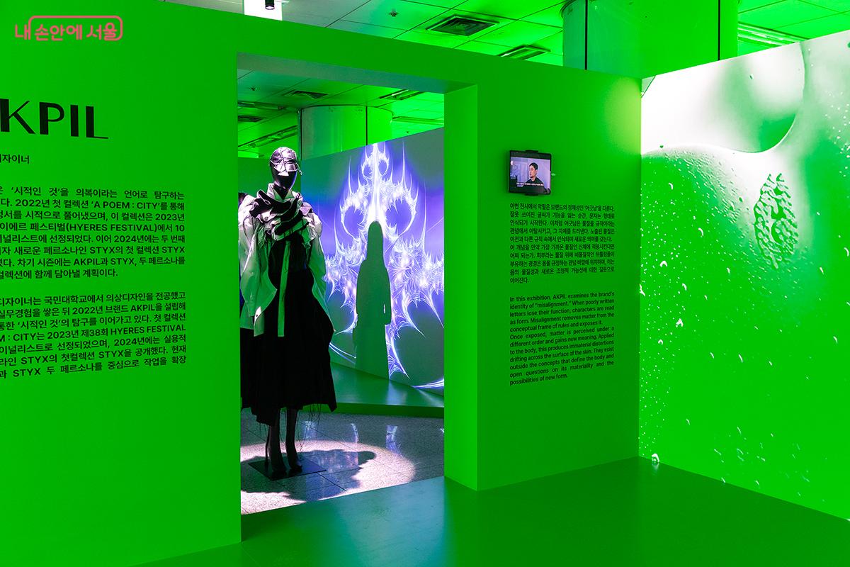 형광 녹색 빛이 안내하는 신비로운 통로를 따라 들어선 관람객들은 전례 없는 패션 경험과 마주했다. ©문청야