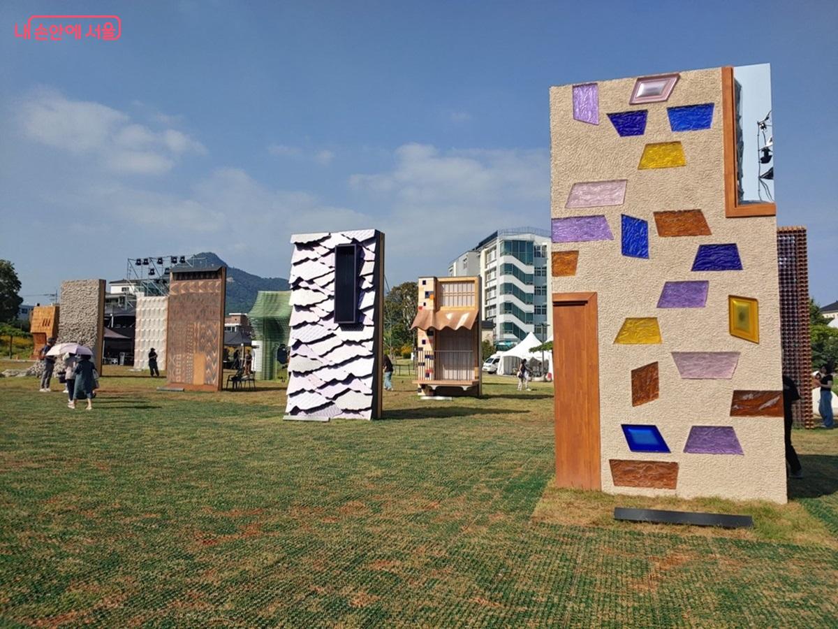 '일상의 벽'은 건물 외관에서 의도된 장식 요소가 얼마나 중요한지를 알려준다. ©김병규